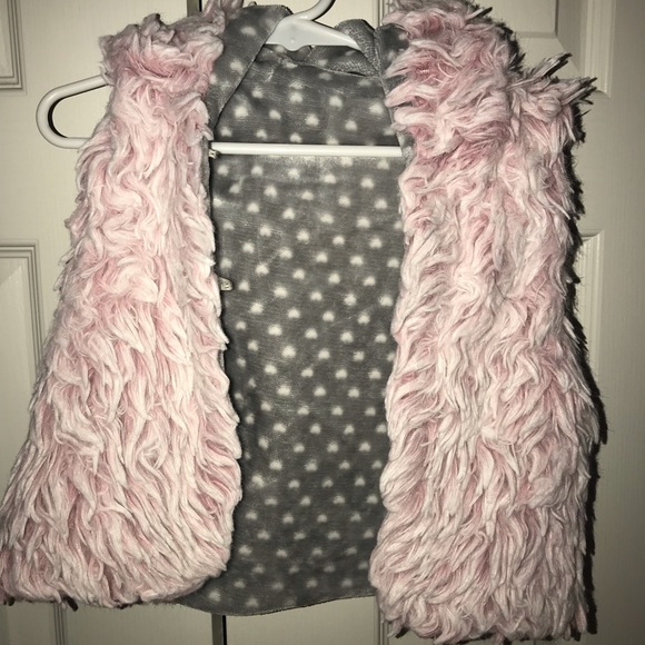 Fuzzy vest - Picture 1 of 5